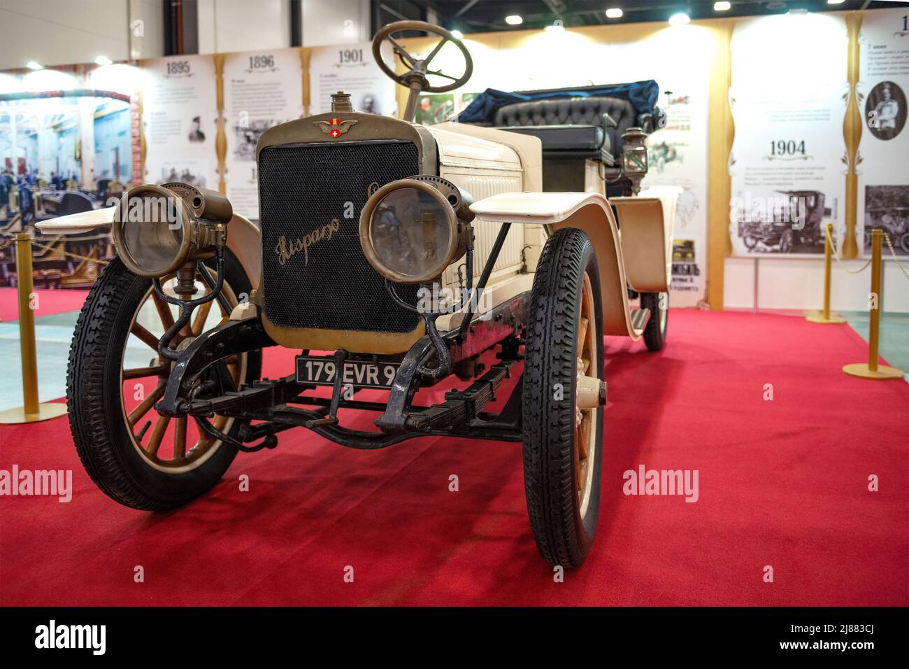 ST. PETERSBURG, RUSSIE - 23 AVRIL 2022: L'ancienne voiture Hispano-Suiza 12/15HP sur le salon de l'auto de la Galerie Oldtimer. Vue avant Banque D'Images