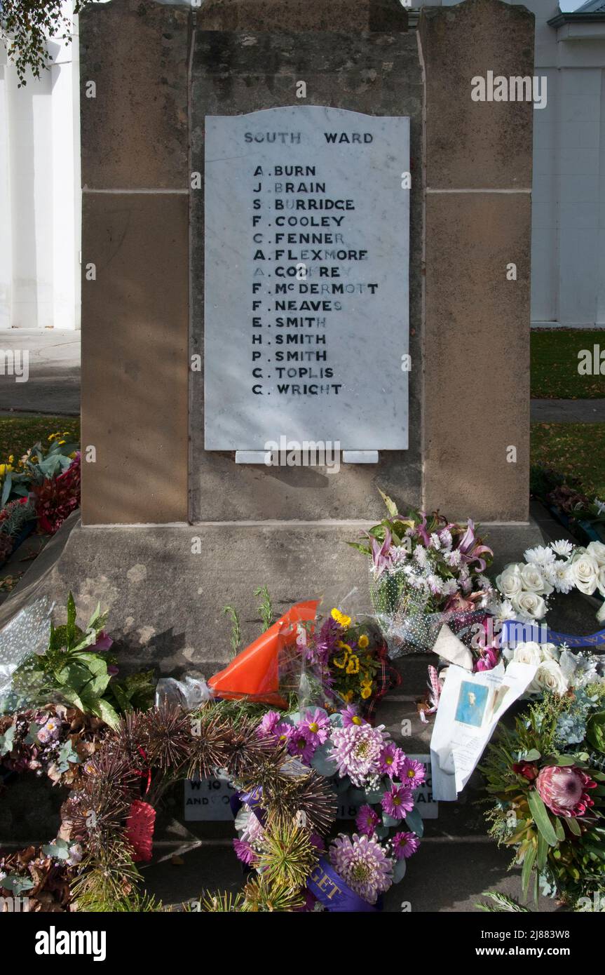 Mémorial de guerre local à Richmond, Tasmanie, Australie, orné de fleurs et de couronnes pour la commémoration du jour de l'ANZAC le 25 avril. Banque D'Images