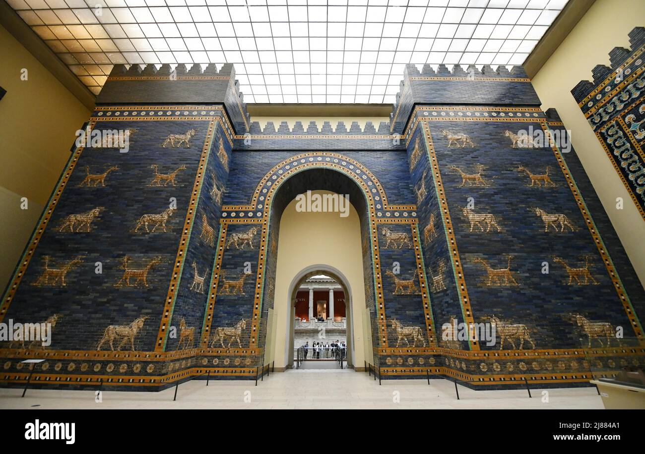 Berlin, Allemagne. 13th mai 2022. Photo prise le 13 mai 2022 montre la porte Ishtar au Musée Pergamon de Berlin, capitale de l'Allemagne. Crédit: REN Pengfei/Xinhua/Alay Live News Banque D'Images