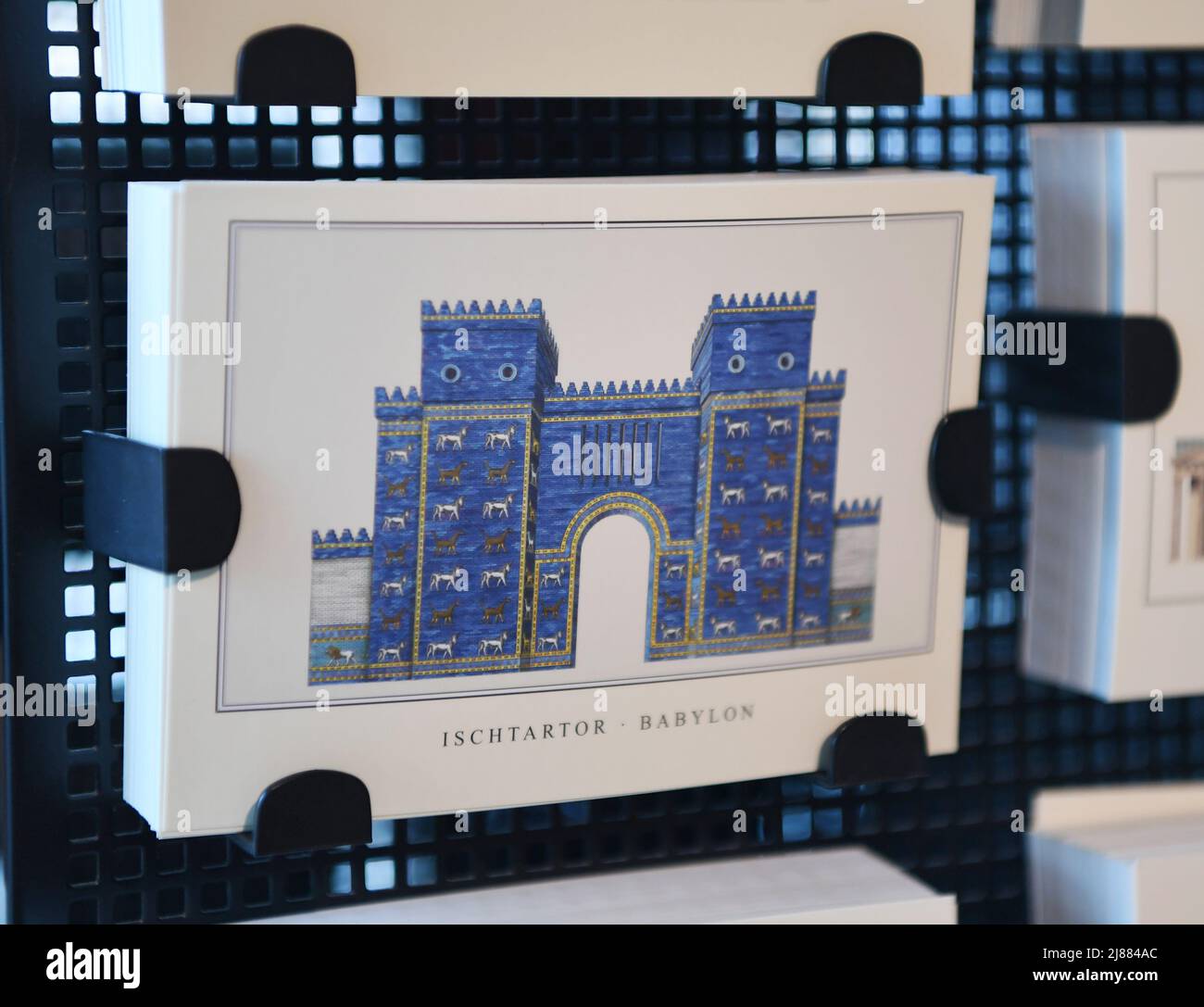 Berlin, Allemagne. 13th mai 2022. Photo prise le 13 mai 2022 montre des cartes postales de la porte d'Ishtar au Musée de Pergamon à Berlin, capitale de l'Allemagne. Crédit: REN Pengfei/Xinhua/Alay Live News Banque D'Images