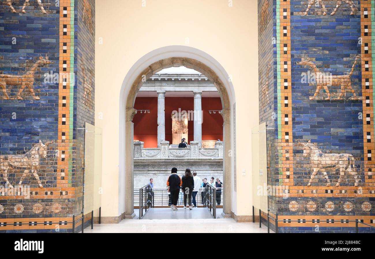 Berlin, Allemagne. 13th mai 2022. Photo prise le 13 mai 2022 montre une partie de la porte Ishtar au Musée Pergamon de Berlin, capitale de l'Allemagne. Crédit: REN Pengfei/Xinhua/Alay Live News Banque D'Images