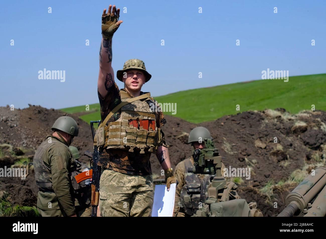 U. S. M777 Howitzers sont arrivés en Ukraine et sont en service sur les lignes de front fournissant des armes modernes à haut explosif qui peuvent livrer des rondes jusqu'à 35 miles en aval. Photo: Ukraine MOD Banque D'Images