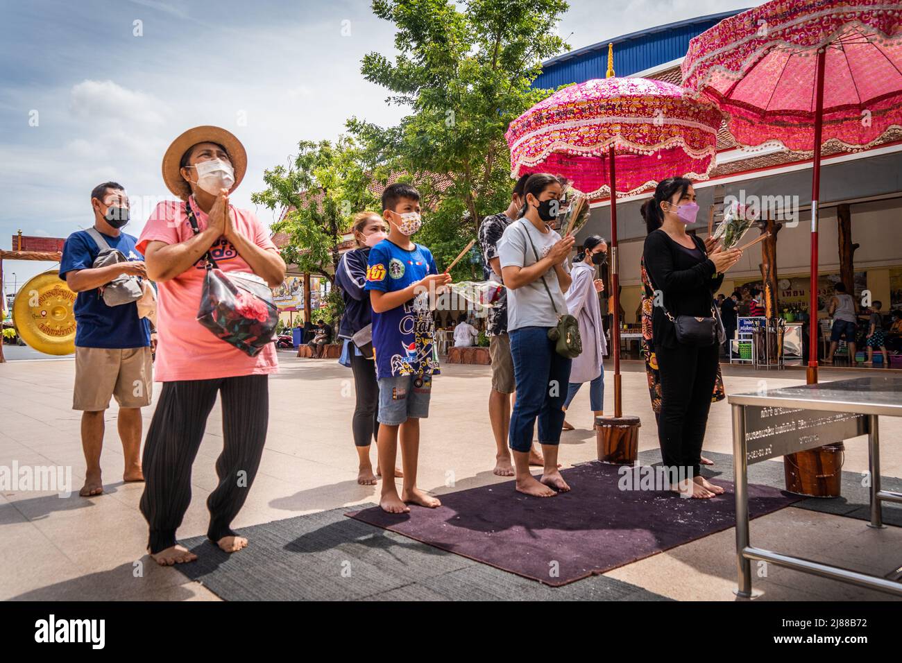 Samut Prakan, Thaïlande. 14 mai 2022. Les gens prient ensemble au Wat Bang Phli Yai Klang, un temple du district de Bang Phli. Matt Hunt / Neato. Credit: Matt Hunt / Neato / Alay Live News Banque D'Images