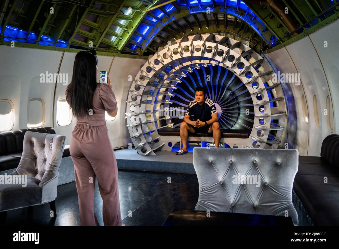 Samut Prakan, Thaïlande. 14 mai 2022. Les gens posent pour des photos à l'intérieur d'un ancien Boeing 747 qui a été converti en un café. Matt Hunt / Neato. Credit: Matt Hunt / Neato / Alay Live News Banque D'Images