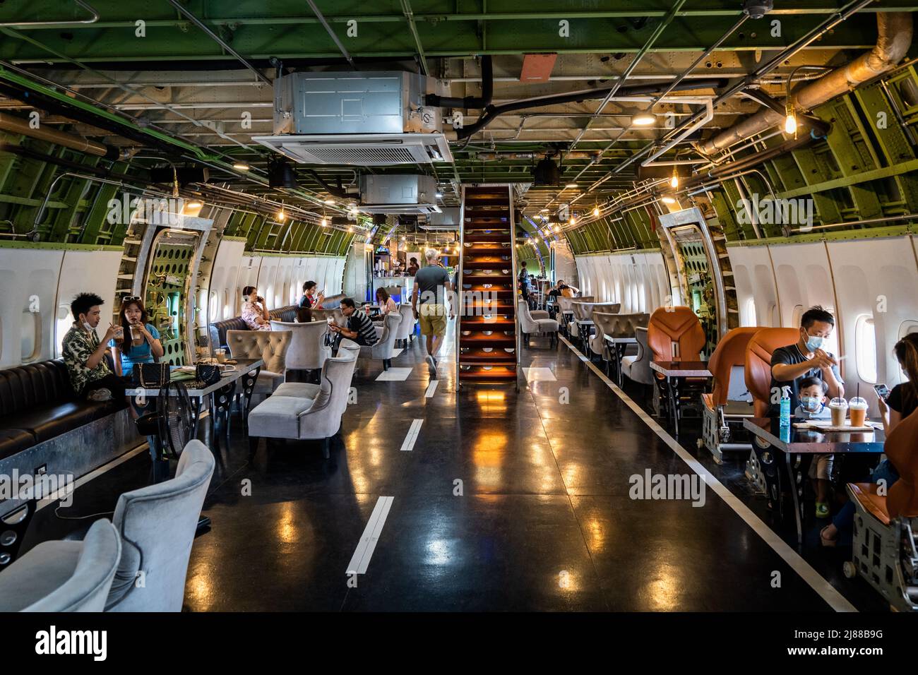 Samut Prakan, Thaïlande. 14 mai 2022. Des gens traînent à l'intérieur d'un Boeing 747 à la retraite qui a été converti en café. Matt Hunt / Neato. Credit: Matt Hunt / Neato / Alay Live News Banque D'Images