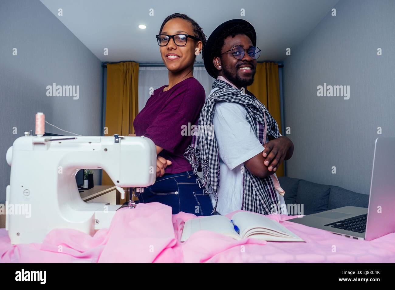 couple amoureux travaillant ensemble à la maison, atelier. femme  afro-américaine et son petit ami couture dans le salon Photo Stock - Alamy