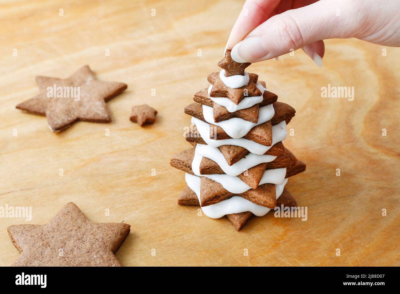 Comment faire un arbre de noël en pain d'épice. Étape par étape