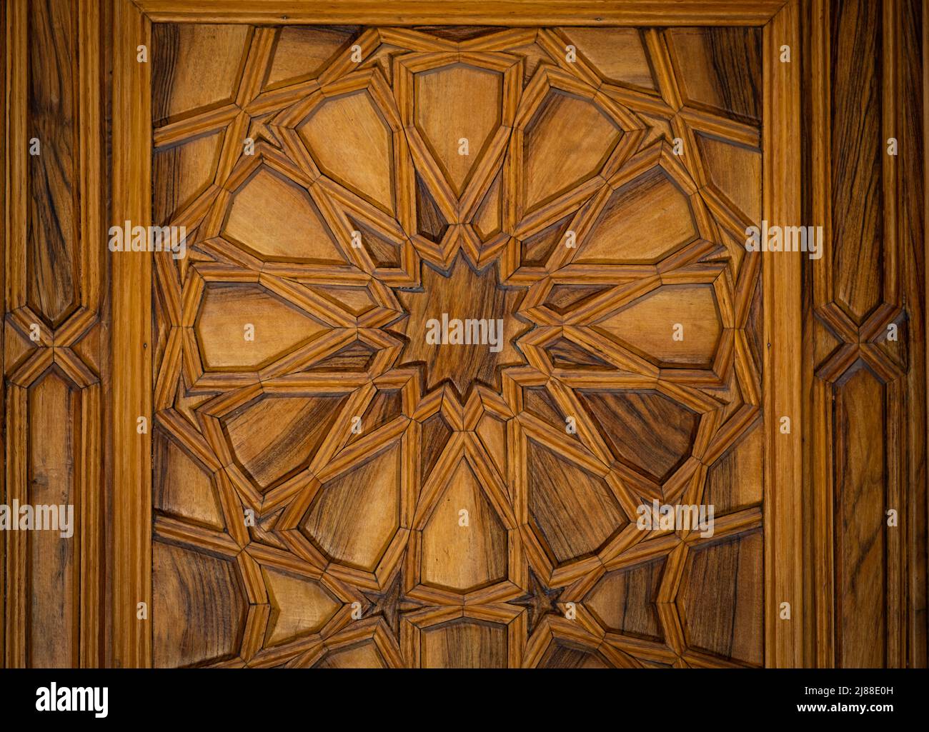 Motif oriental, décoration d'art islamique géométrique sur porte en bois Banque D'Images