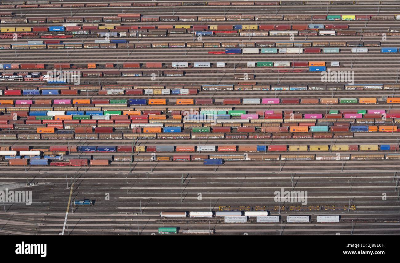 11 mai 2022, Basse-Saxe, Seevetal : stand de trains de marchandises au triage Maschen. La cour de marshalling au sud de Hambourg est la plus grande cour de marshalling d'Europe. Photo: Marcus Brandt/dpa Banque D'Images