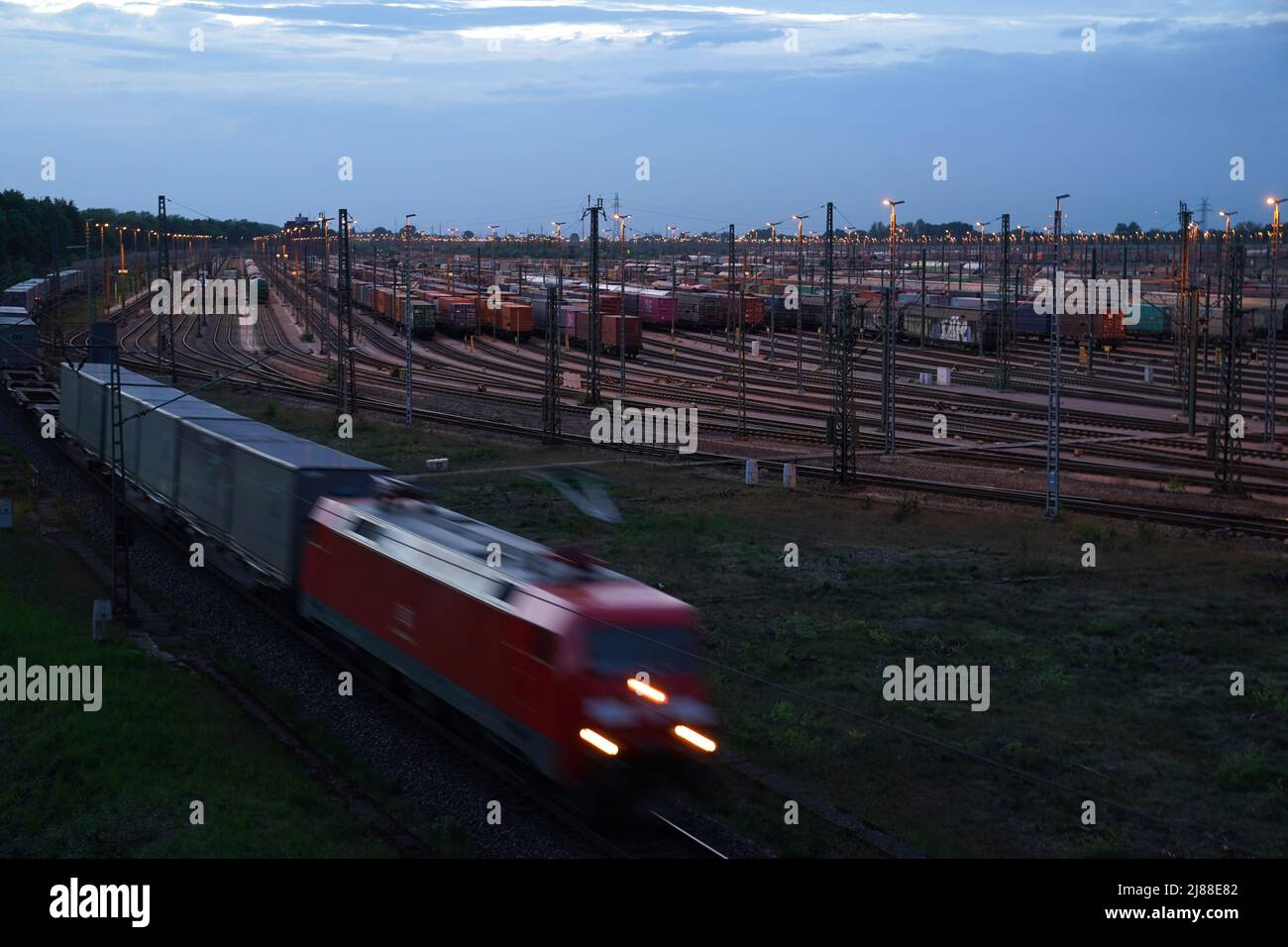 11 mai 2022, Basse-Saxe, Seevetal : stand de trains de marchandises au triage Maschen. La cour de marshalling au sud de Hambourg est la plus grande cour de marshalling d'Europe. Photo: Marcus Brandt/dpa Banque D'Images