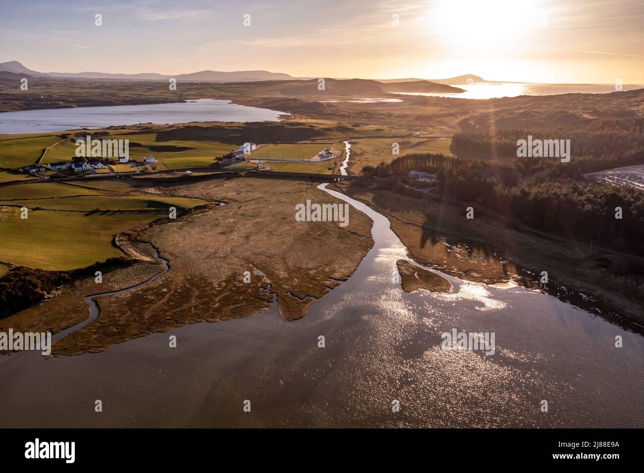 Vue aérienne de la baie de Dunfanaghy dans le comté de Donegal au coucher du soleil - Irlande. Banque D'Images