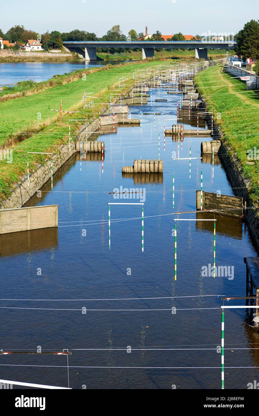 Parcours d'entraînement en kayak sur l'Elbe, en Tchéquie Banque D'Images