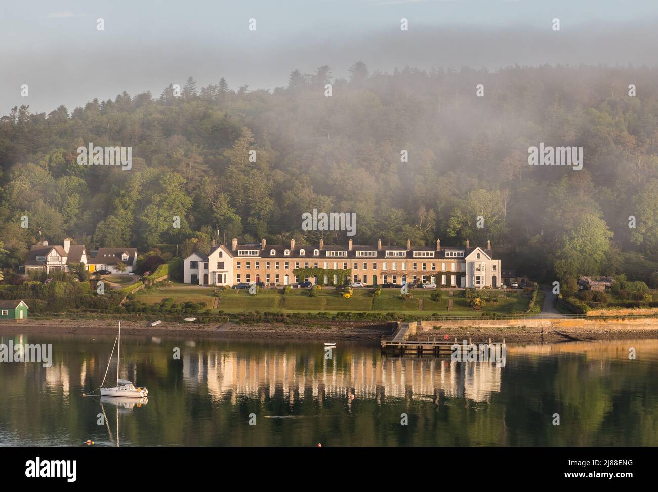 Crosshaven, Cork, Irlande. 14th mai 2022.le brouillard matinal commence à se dissiper avec les premières tensions de soleil sur les maisons en bord de mer à Curraminny, Co. Cork, |Irlande. - Crédit; David Creedon / Alamy Live News Banque D'Images