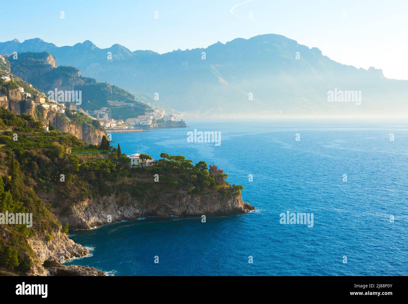Vue pittoresque sur la côte amalfitaine depuis la Conca dei Marini avec brume matinale au-dessus de la mer, Golfe de Salerne, Campanie, Italie. Banque D'Images