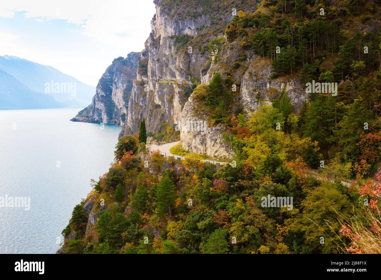 Vue panoramique sur le lac de Garde. Chemin Old Ponale, en automne, Lac de Garde Nord, Trentin, Trentin-Haut-Adige, Italie. Banque D'Images