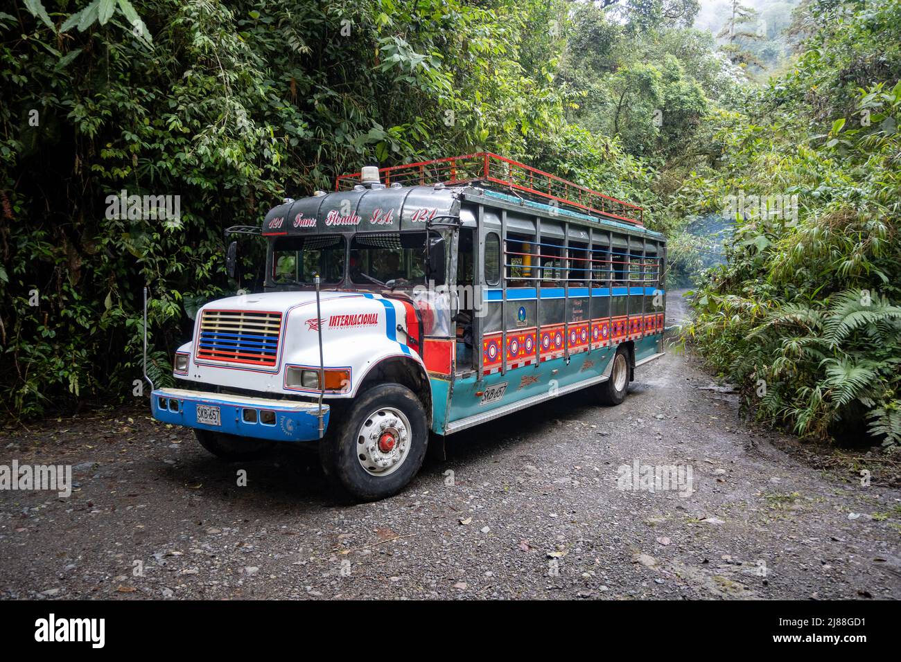 Chiva, autobus peint en couleurs, transport principalement utilisé dans la zone rurale. Colombie, Amérique du Sud. Banque D'Images