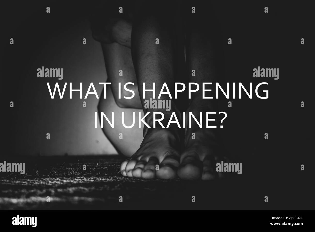 Jambes d'une fille dans le sous-sol d'une maison dans le coin, obscurité et un texte sur ce qui se passe maintenant en Ukraine, la violence et la torture contre Ukra Banque D'Images