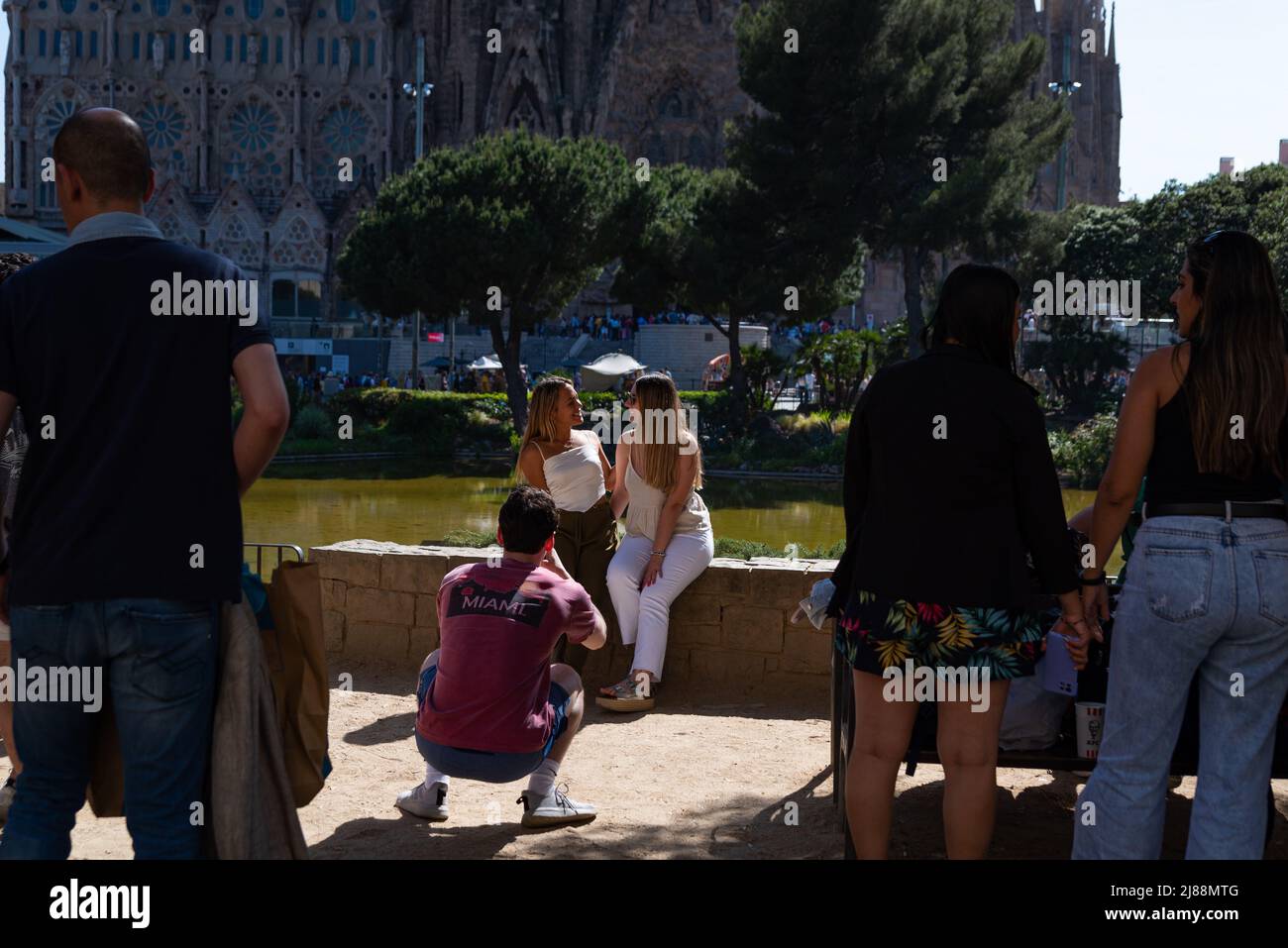 Espagne. 13th mai 2022. Les touristes sont vus à l'église de la Sagrada Familia alors que la saison touristique commence la première année sans restrictions importantes de la pandémie Covid-19 à Barcelone, Espagne, le 13 mai 2022. Les prévisions pour la saison estivale 2022 indiquent un nombre record de visiteurs qui reviennent en Espagne, à des niveaux antérieurs à la pandémie. (Photo par Davide Bonaldo/Sipa USA) crédit: SIPA USA/Alay Live News Banque D'Images