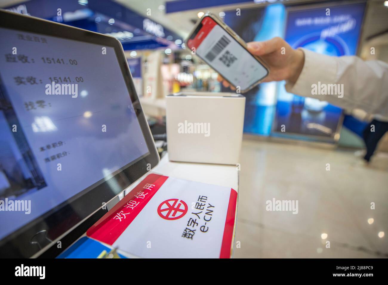 Guangzhou. 3rd mai 2022. Un consommateur paie en yuan numérique (e-CNY) dans un grand magasin du sud-ouest de la Chine à Chongqing, le 3 mai 2022. Credit: Huang Wei/Xinhua/Alay Live News Banque D'Images