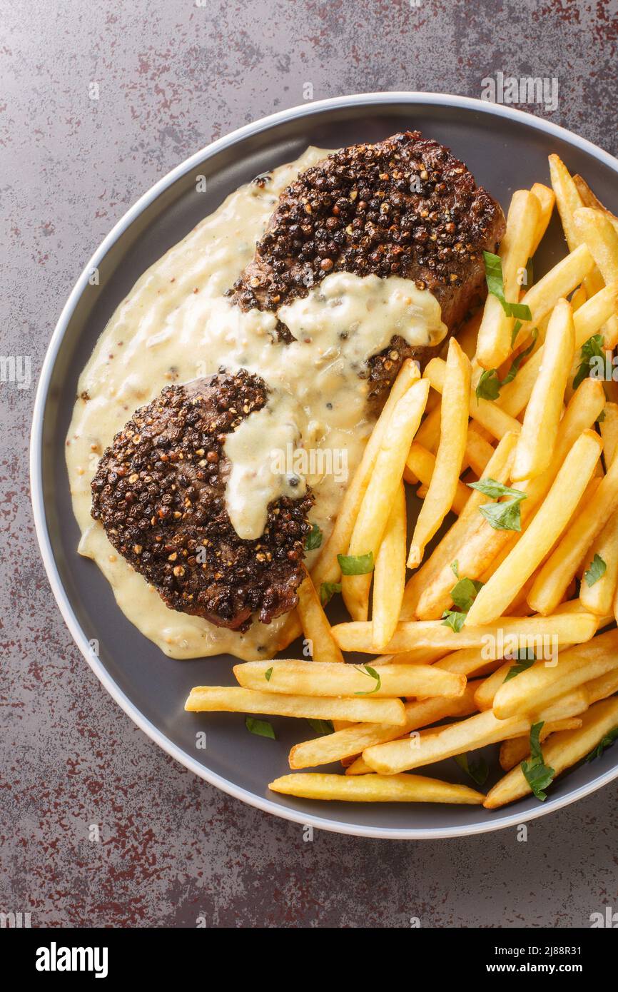 Steak Maison Au Poivre Accompagn De Sauce Au Poivre Servi Avec Des steak-maison-au-poivre-accompagn-de-sauce-au-poivre-servi-avec-des