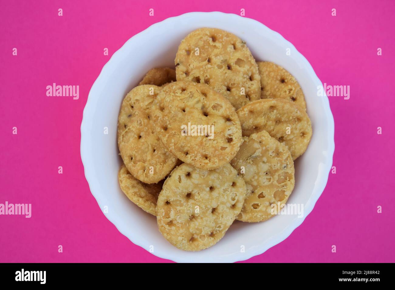 Puri croustillant savoureux utilisé pour le chaat de pappdi, bhel puri, le thé indien à l'heure de nameek collations manger aussi bien nature. Fait de farine, de sel et de friture Banque D'Images