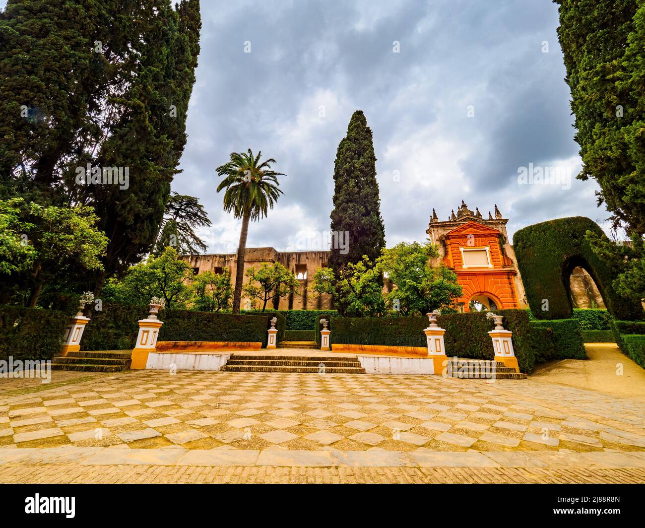 Jardin de los poetas y puerta del privilegio (jardin des poètes et porte de privilège) - Real Alcazar - Séville, Espagne Banque D'Images