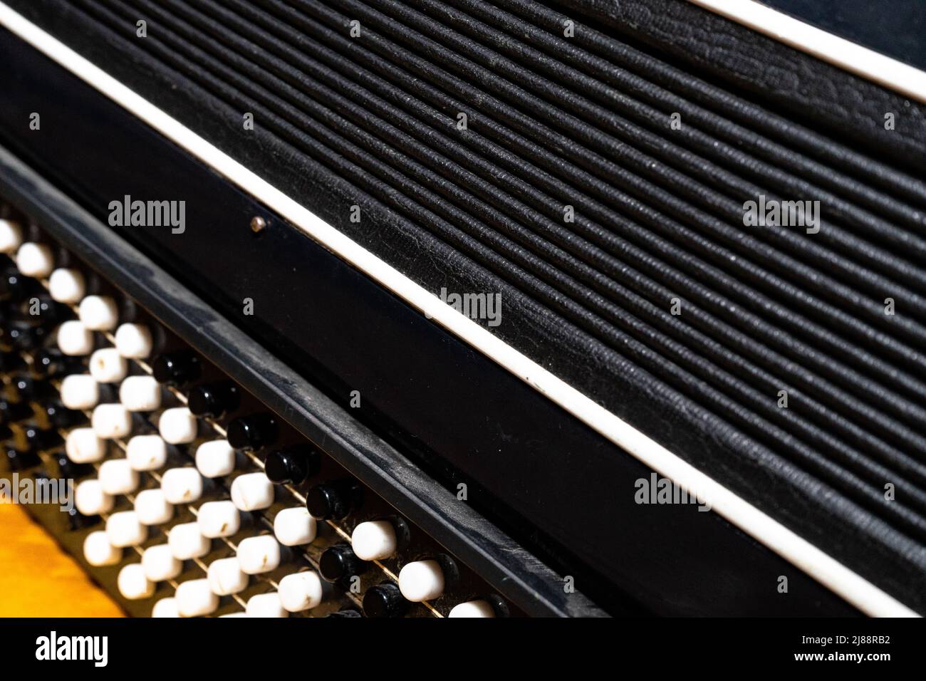 Gros plan sur les touches d'accordéon et les soufflets. Instrument de musique. Banque D'Images