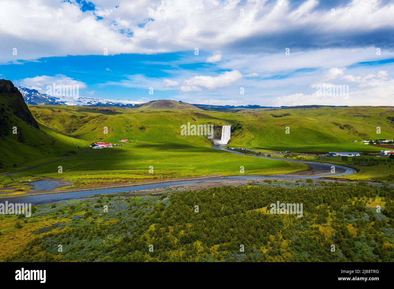 Vue aérienne de la cascade de Skogafoss dans le sud de l'Islande Banque D'Images