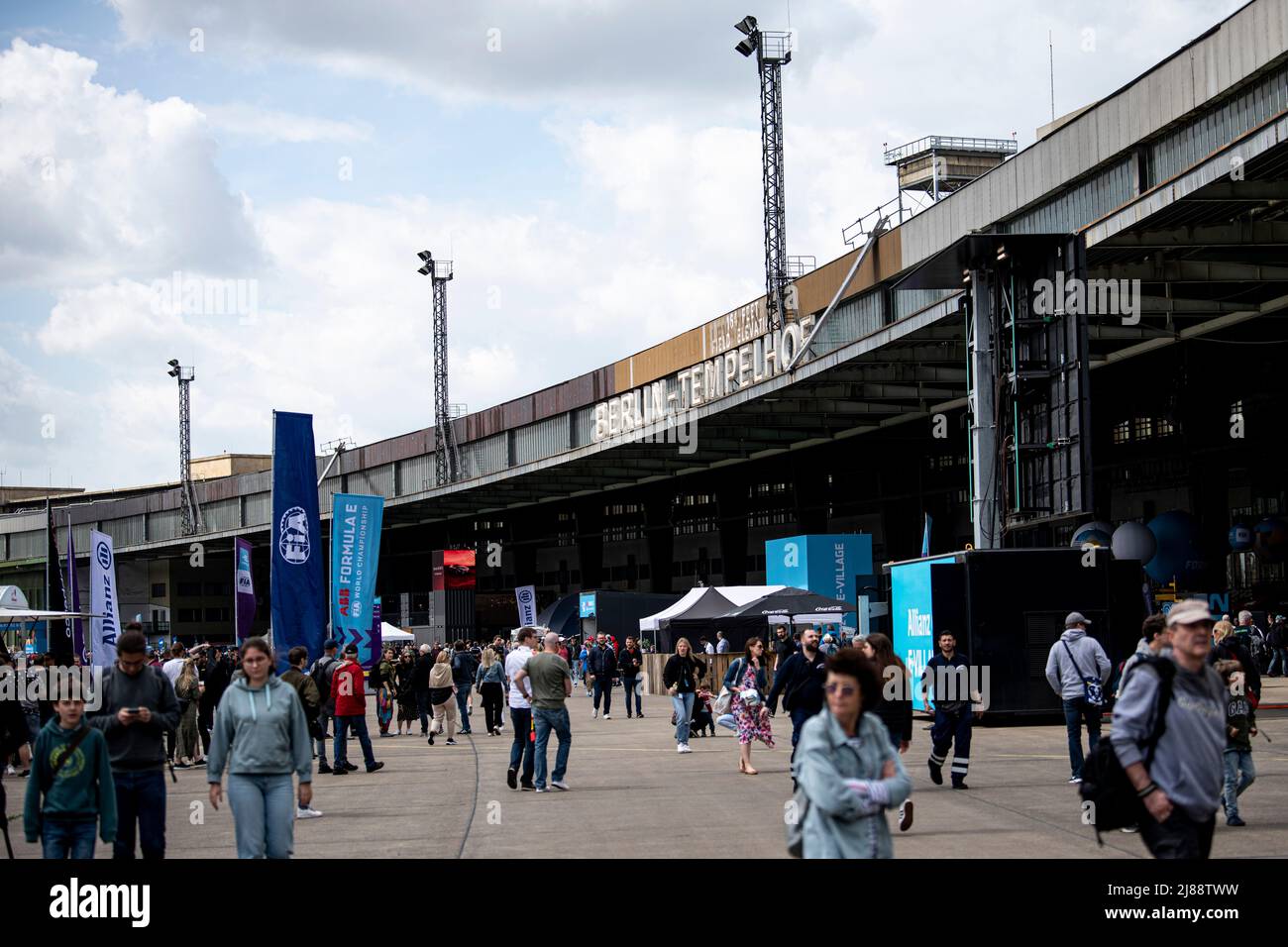 Berlin, Allemagne. 14th mai 2022. Formule E: E-Prix de Berlin à Tempelhofer Feld, qualification: Les gens courent devant le hangar de l'ancien aéroport de Berlin-Tempelhof. Credit: Fabian Sommer/dpa/Alay Live News Banque D'Images