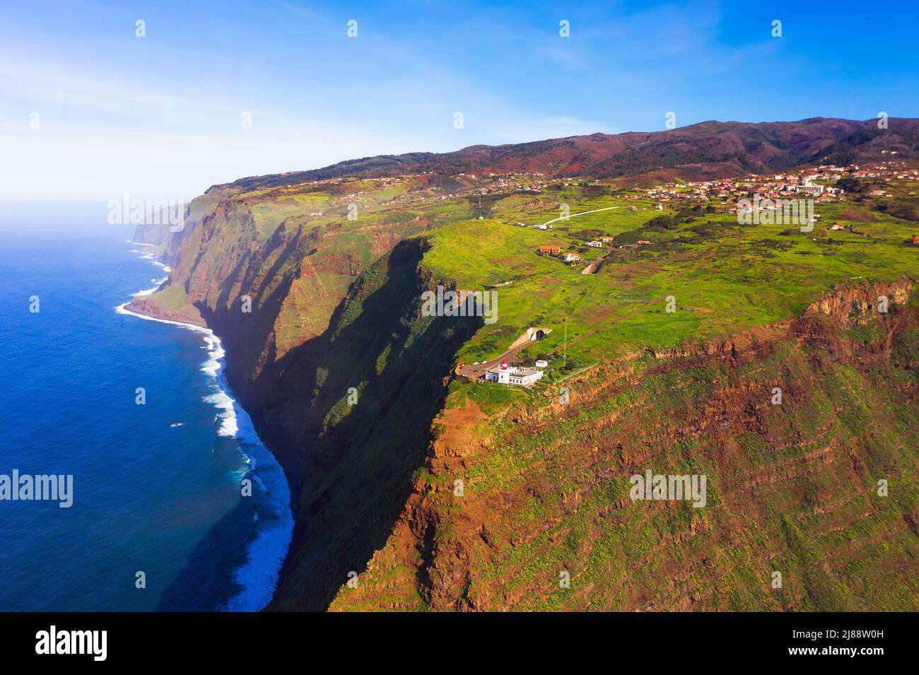 Vue aérienne du phare de Ponta do Pargo dans les îles de Madère, Portugal Banque D'Images