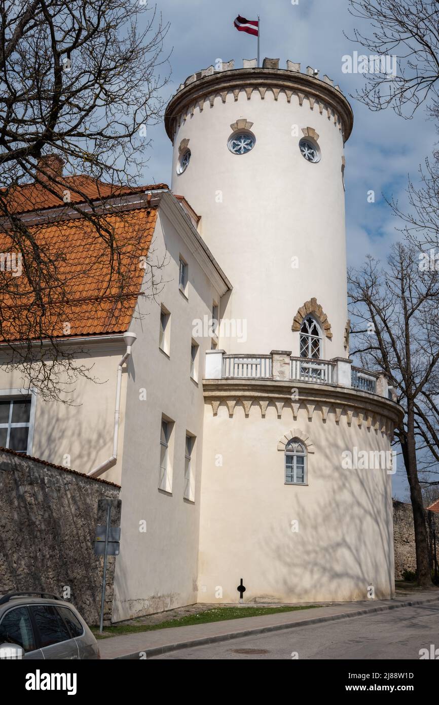 Château médiéval avec drapeau letton à Cesis, Lettonie Banque D'Images