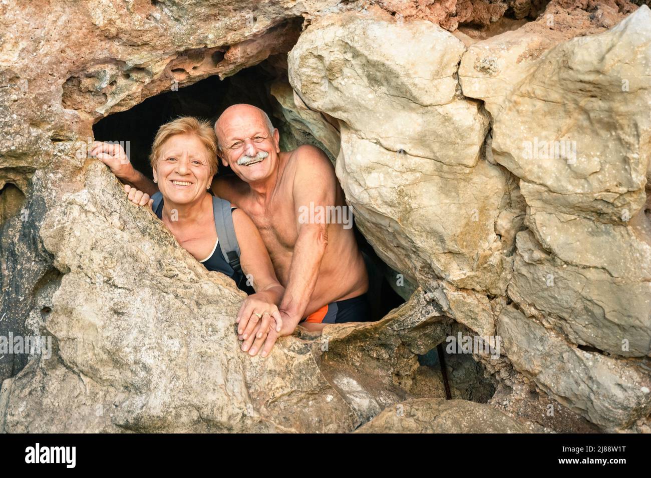 Couple heureux senior s'amuser à l'entrée de la grotte de Kayangan à Coron - Voyage d'aventure aux Philippines et destinations asiatiques - concept d'actif Banque D'Images
