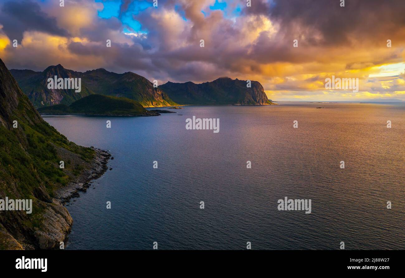 Vue aérienne de l'île Senja au nord de la Norvège au coucher du soleil Banque D'Images