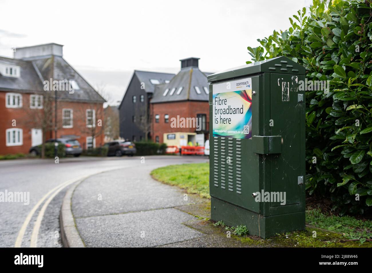 Woodbridge Suffolk UK février 22 2022: Une armoire de télécommunications verte annonçant la sortie de la fibre à large bande dans la région Banque D'Images