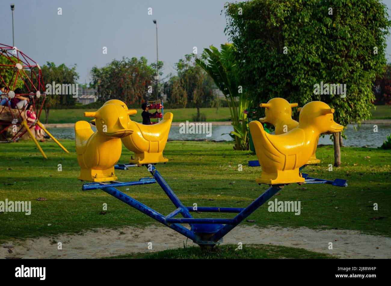 Promenade amusante pour les enfants dans un parc Banque D'Images