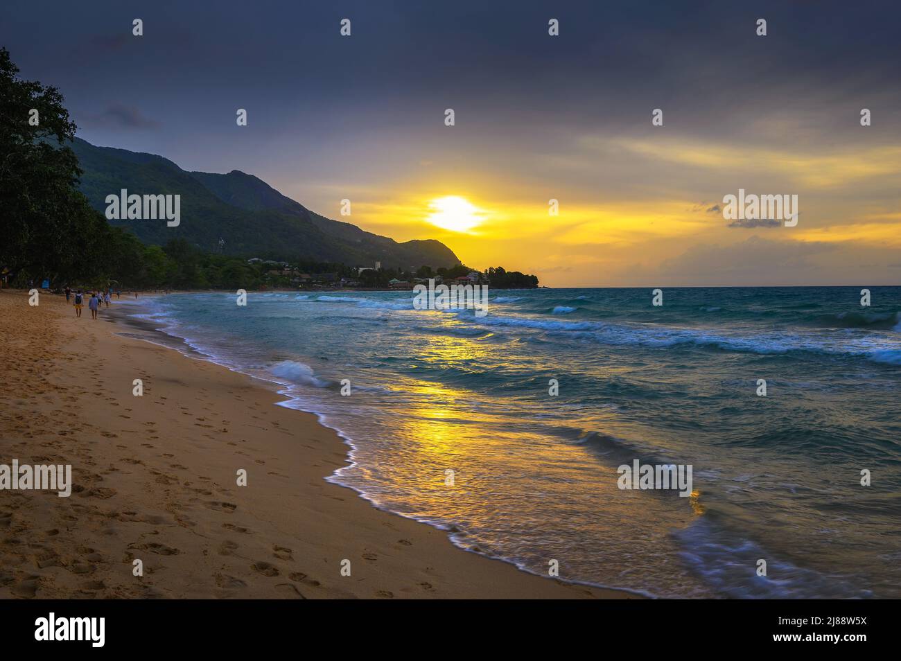 Coucher de soleil sur la plage de beau Vallon sur l'île de Mahé, Seychelles Banque D'Images