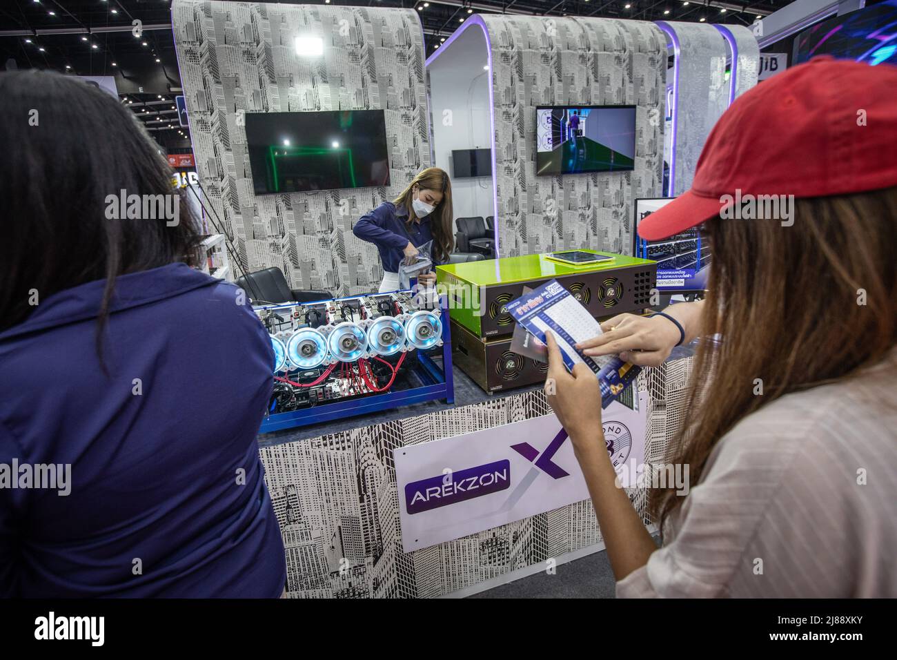 Bangkok, Thaïlande. 14th mai 2022. Le stand « Arekzon » au salon Thailand Crypto Expo 2022 au centre international de commerce et d'exposition de Bangkok (BITEC) le 14 mai 2022 à Bangkok, en Thaïlande. Crédit : SOPA Images Limited/Alamy Live News Banque D'Images