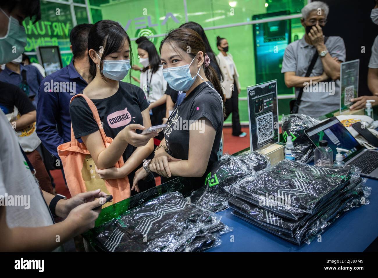 Bangkok, Thaïlande. 14th mai 2022. Les visiteurs font la queue pour collecter des produits Bitkub à la Thailand Crypto Expo 2022 au Bangkok International Trade & Exhibition Centre (BITEC) le 14 mai 2022 à Bangkok, Thaïlande. Crédit : SOPA Images Limited/Alamy Live News Banque D'Images