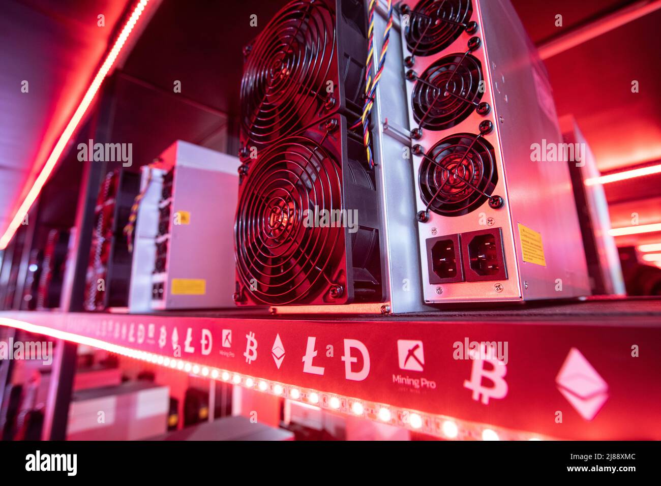 Bangkok, Thaïlande. 14th mai 2022. Crypto Miner Computers illuminé en rouge au stand 'MiningPro' de la Thailand Crypto Expo 2022 au Bangkok International Trade & Exhibition Centre (BITEC) le 14 mai 2022 à Bangkok, Thaïlande. Crédit : SOPA Images Limited/Alamy Live News Banque D'Images