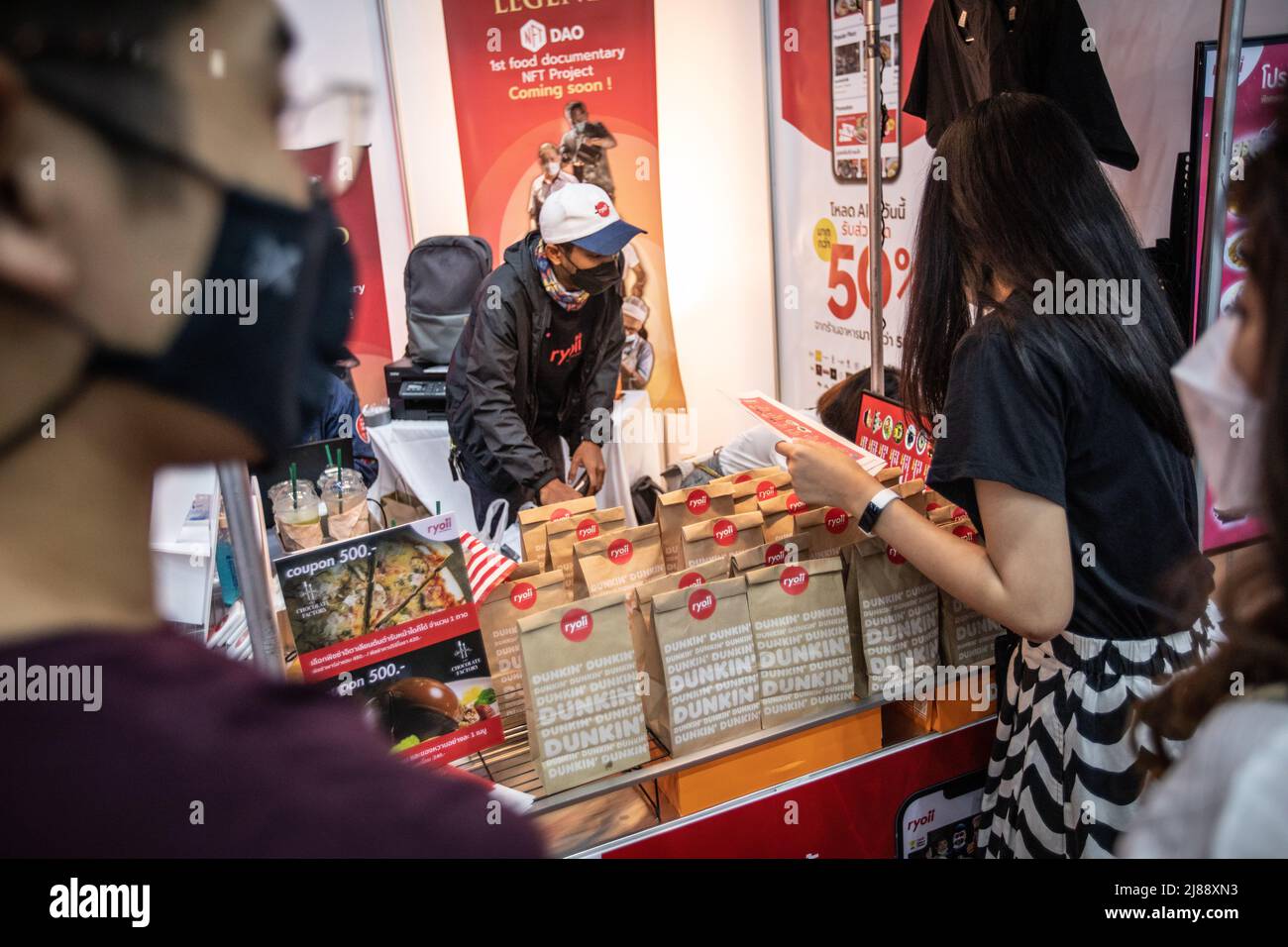 Bangkok, Thaïlande. 14th mai 2022. Les visiteurs achètent des produits au stand Ryoii, une plate-forme décentralisée d'évaluation des aliments lors de la Thailand Crypto Expo 2022 au Bangkok International Trade & Exhibition Centre (BITEC) le 14 mai 2022 à Bangkok, Thaïlande. (Photo de Guillaume Payen/SOPA Images/Sipa USA) crédit: SIPA USA/Alay Live News Banque D'Images