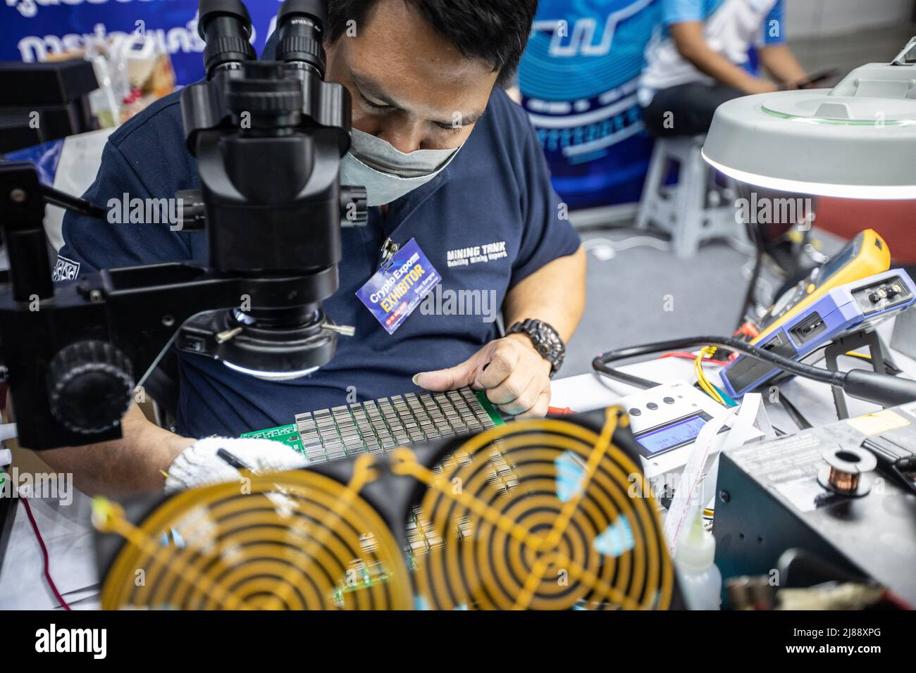 Bangkok, Thaïlande. 14th mai 2022. Un membre du personnel répare une carte mère de mineur au stand de réparation de mineur ASIC au salon Thailand Crypto Expo 2022 au centre international de commerce et d'exposition de Bangkok (BITEC) le 14 mai 2022 à Bangkok, Thaïlande. (Photo de Guillaume Payen/SOPA Images/Sipa USA) crédit: SIPA USA/Alay Live News Banque D'Images