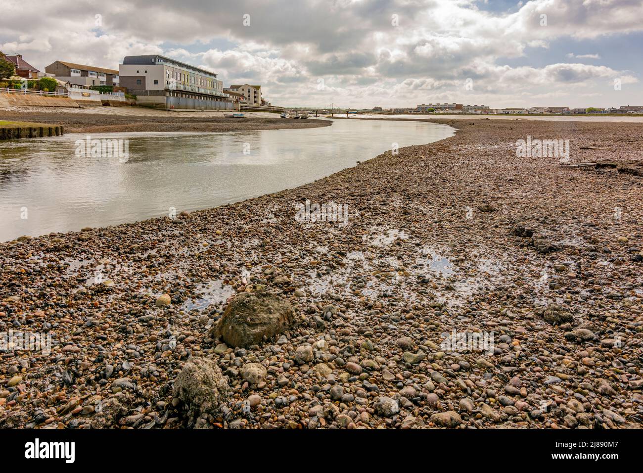 La rivière Adur à marée basse révélant un vaste lit de rivière - Shoreham-by-Sea, West Sussex, Royaume-Uni. Banque D'Images