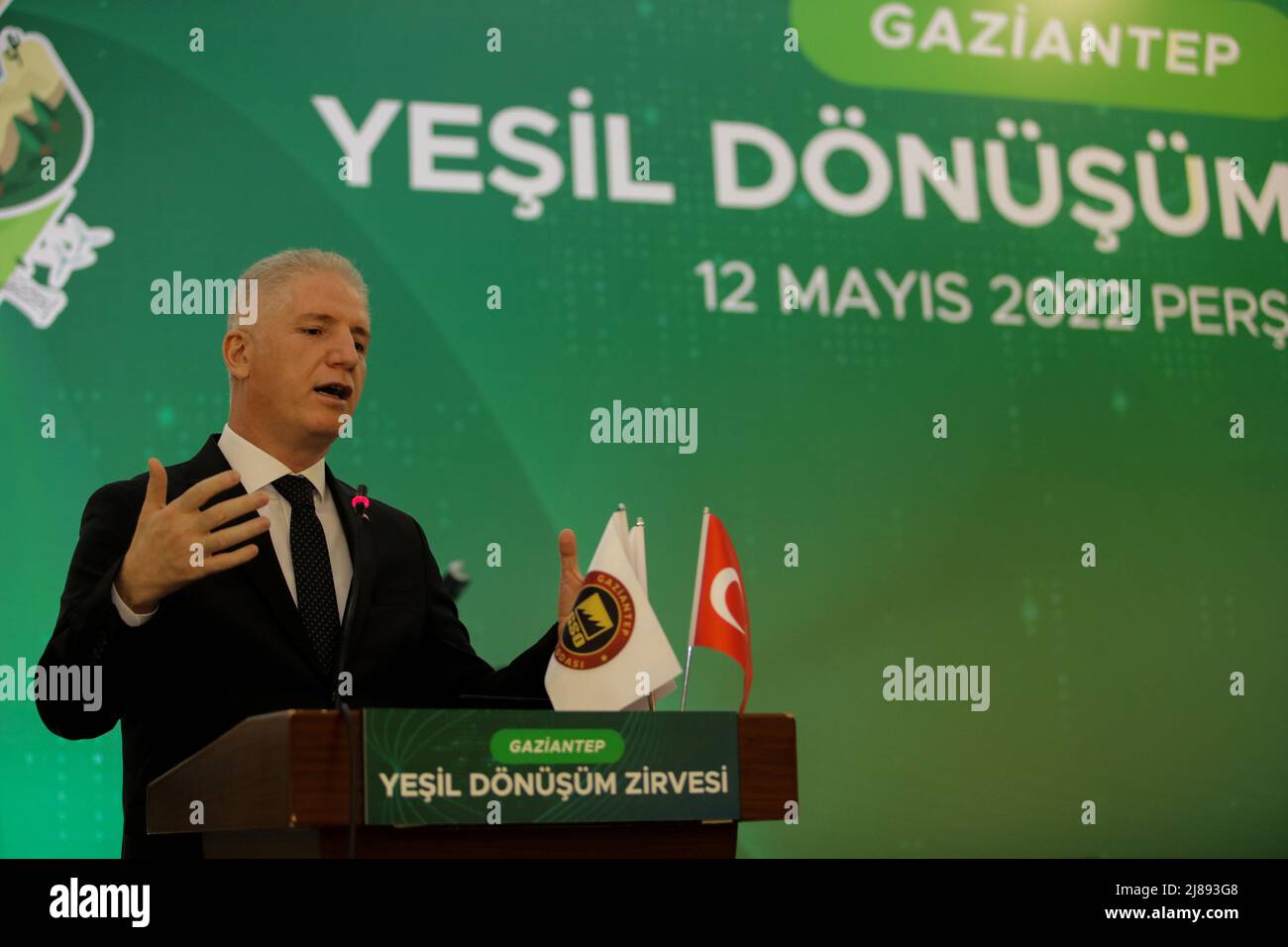 12 mai 2022, Gaziantep, Turquie : Gaziantep, Turquie. 12 mai 2022. Le gouverneur de Gaziantep, Davut Gül, prononce un discours lors d’un sommet pour examiner les possibilités économiques de coopération entre la Turquie et l’Allemagne, dans la ville turque de Gaziantep. Cette manifestation, intitulée "le processus de transformation de l'environnement", fait partie du programme organisé par le Ministère de la Fédération allemande pour l'économie et le développement, conjointement avec l'Organisation de coopération allemande, le Ministère turc du commerce et la Chambre de commerce et d'industrie de Gaziantep. Le Président de la Chambre de Coco de Gaziantep Banque D'Images