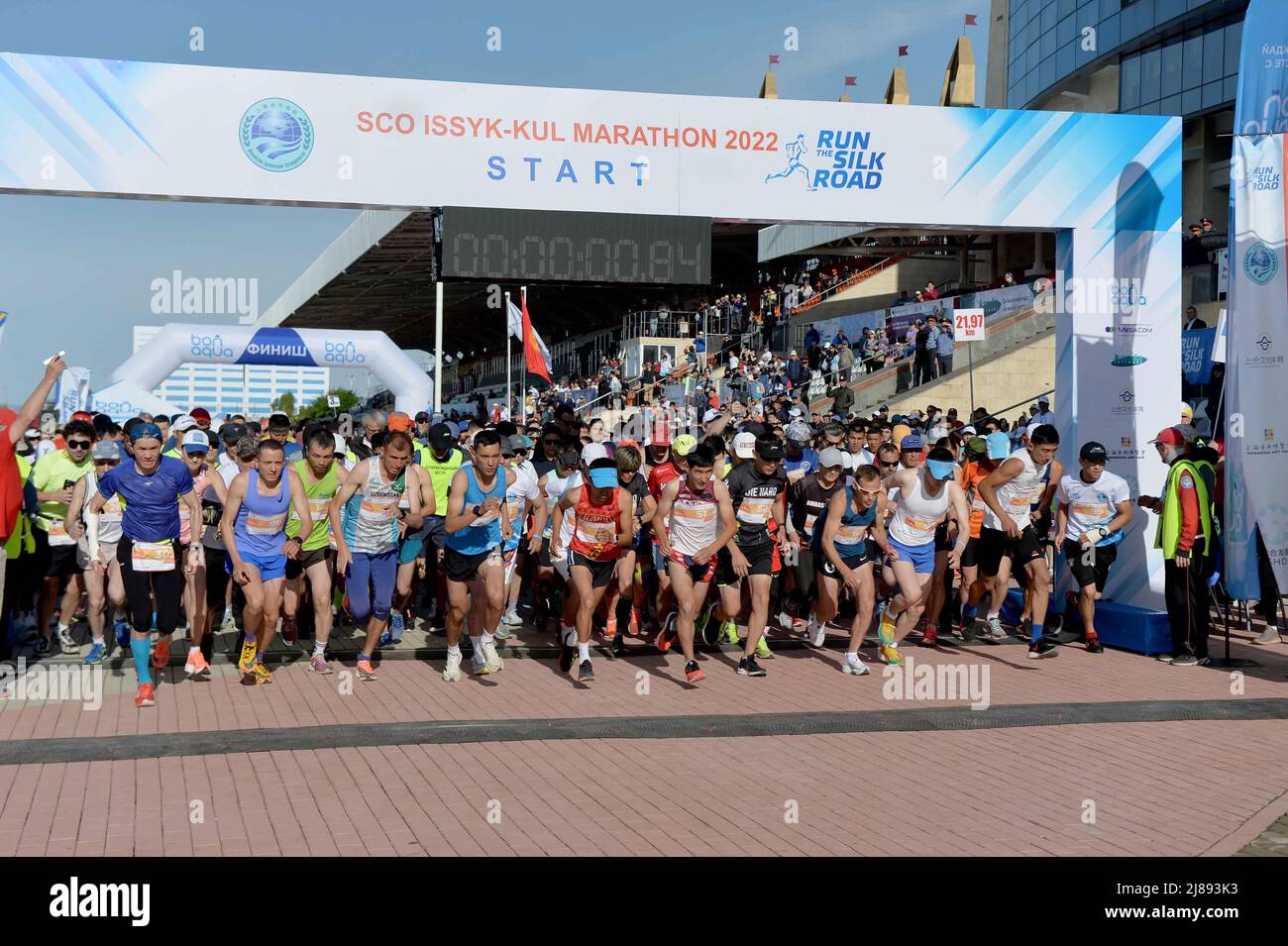 Cholpon ATA. 14th mai 2022. Les coureurs participent au marathon international d'Issyk-Kul de l'Organisation de coopération de Shanghai (OCS) « Run the Silk Road » au complexe de Cholpon-ATA au Kirghizistan, le 14 mai 2022. Credit: Roman/Xinhua/Alamy Live News Banque D'Images