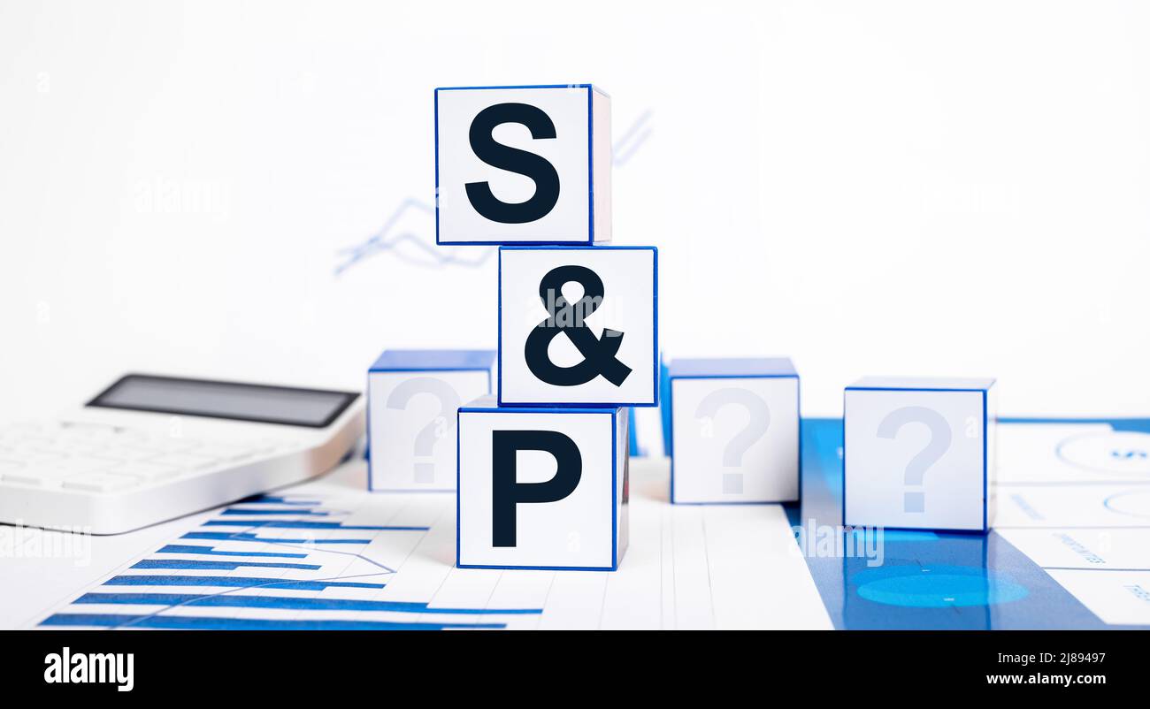 SP 500. Marché boursier, investissement et concept financier. Cubes avec abréviation d'index standard et médiocre, calculatrice et graphiques. Photo de haute qualité Banque D'Images