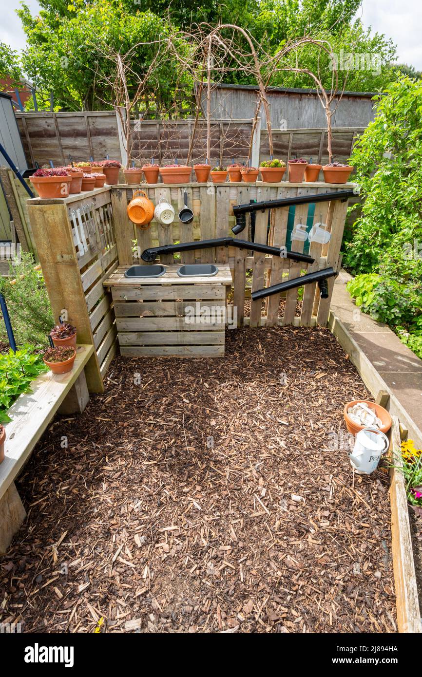 Aire de jeux ou cuisine à la boue faite maison dans un jardin Royaume-Uni 2022 Banque D'Images