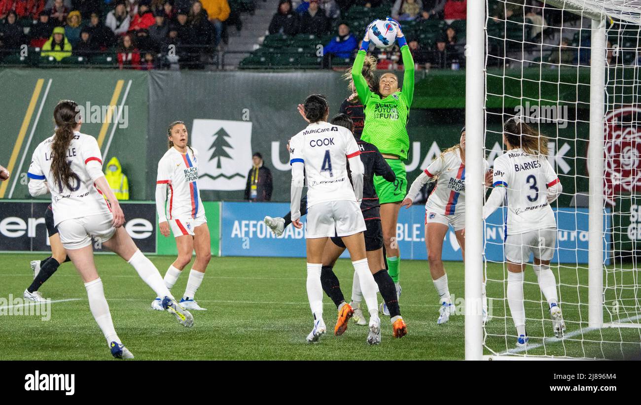 Portland, États-Unis. 13th mai 2022. Phallon Tullis-Joyce, gardien de but du Royaume-Uni, tire le pied avant que les Thorns ne puissent s'y rendre dans la cravate 0-0 des Thorns de Portland avec l'OL Reiign à Providence Park, Portland, Oregon, le 13 mai 2022 (photo de Jeff Wong/Sipa USA). Credit: SIPA USA/Alay Live News Banque D'Images