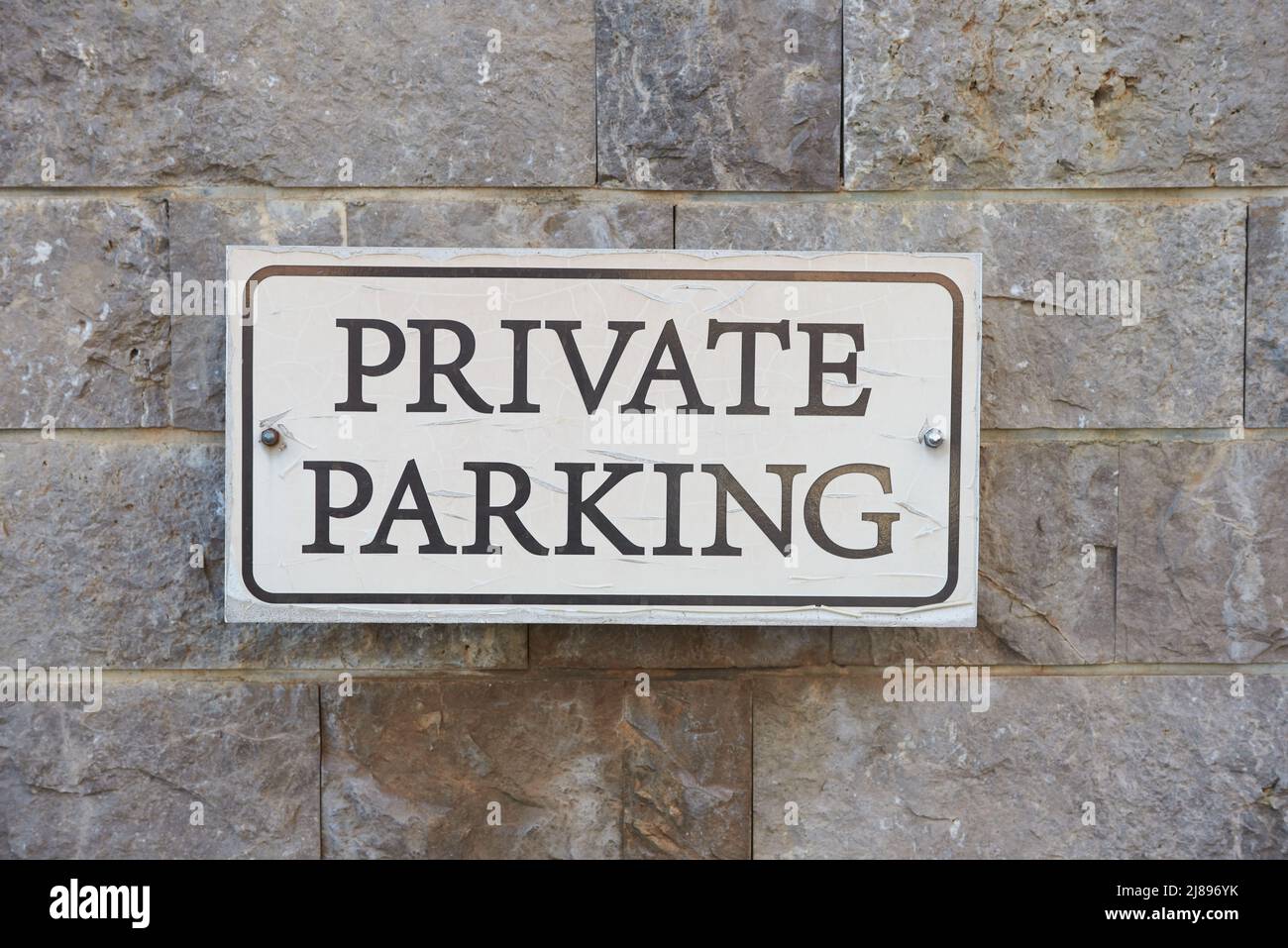 Panneau de parking privé sur un mur en pierre Banque D'Images