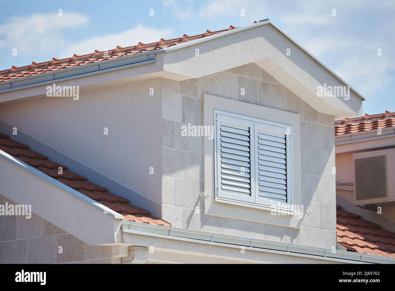 Fenêtre avec volets fermés dans une maison moderne Banque D'Images