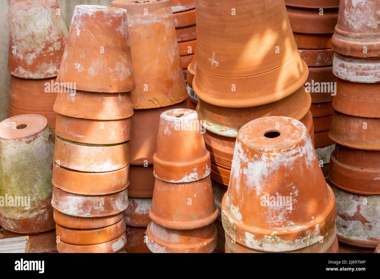 Pots de jardin en terre cuite stockés dans un jardin, Royaume-Uni 2022 Banque D'Images